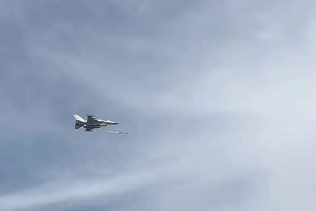 (VIDEO) Dramatične scene iznad Dubaija: F-16 oborio iranski dron pred kupačima 