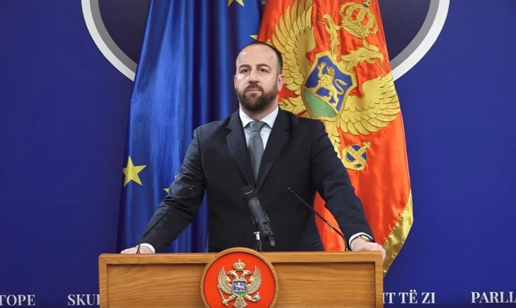Nikolić podnio ostavku na mjesto predsjednika Anketnog odbora: Politički poligon za sukob sa neistomišljenicima 11 Nikolić podnio ostavku na mjesto predsjednika Anketnog odbora: Politički poligon za sukob sa neistomišljenicima