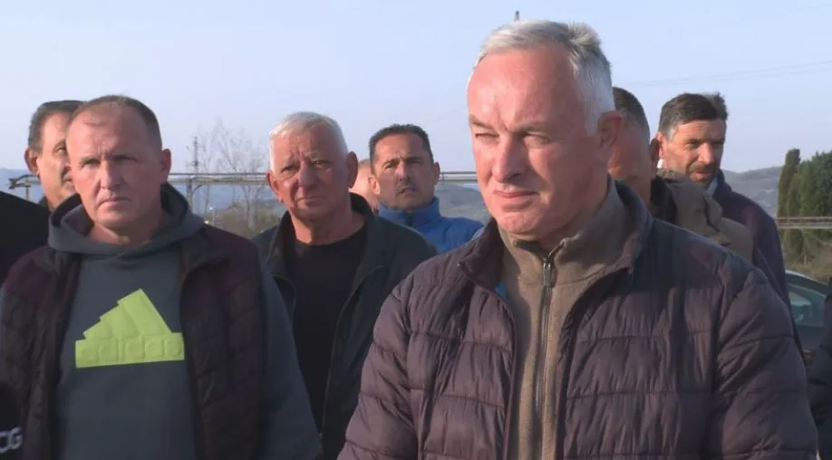 Vukčević: Odbacujemo tvrdnje da su mještani Botuna zapalili građevinsku mašinu