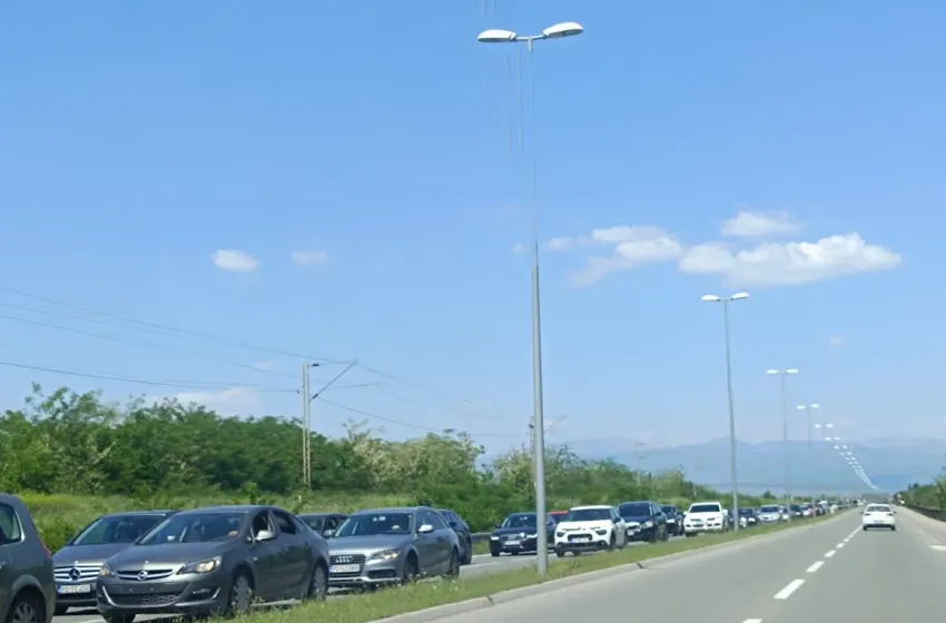 Kilometarske kolone iz Podgorice ka Primorju 11 Kilometarske kolone iz Podgorice ka Primorju