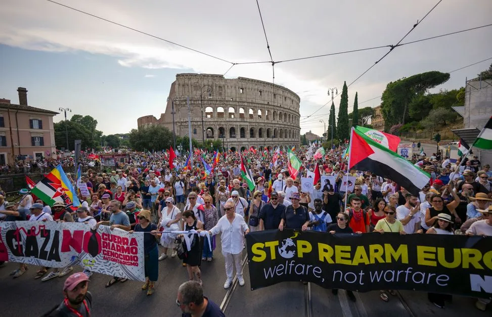 U Rimu održani veliki antiratni protesti: Zapaljene zastave Izraela