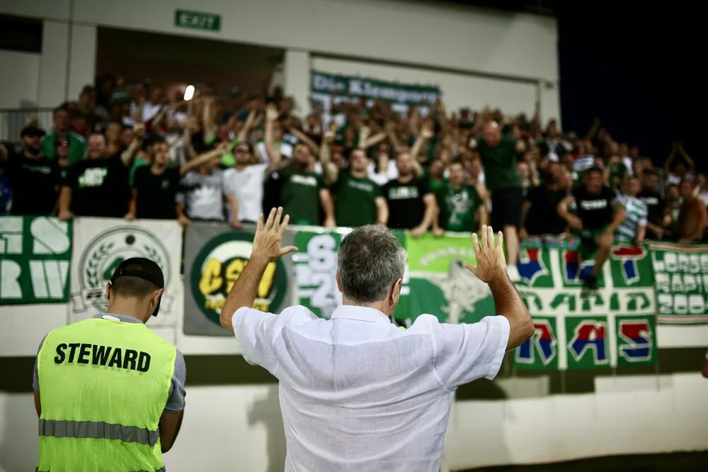 Navijači Rapida ovacijama pozdravili Genija 7 Navijači Rapida ovacijama pozdravili Genija
