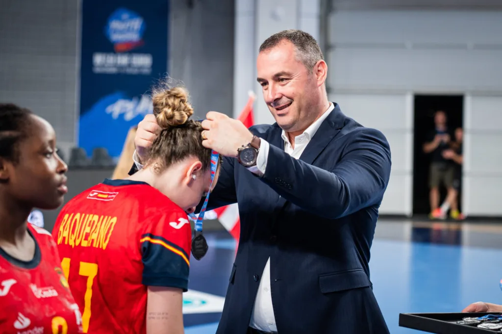 Šćekić uručio srebrne medalje igračicama i stručnom štabu reprezentacije Španije