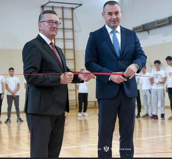 Vukićević: Rekonstrukcija sale značajno unaprijedila uslove za rad učenika i nastavnika 15 Vukićević: Rekonstrukcija sale značajno unaprijedila uslove za rad učenika i nastavnika