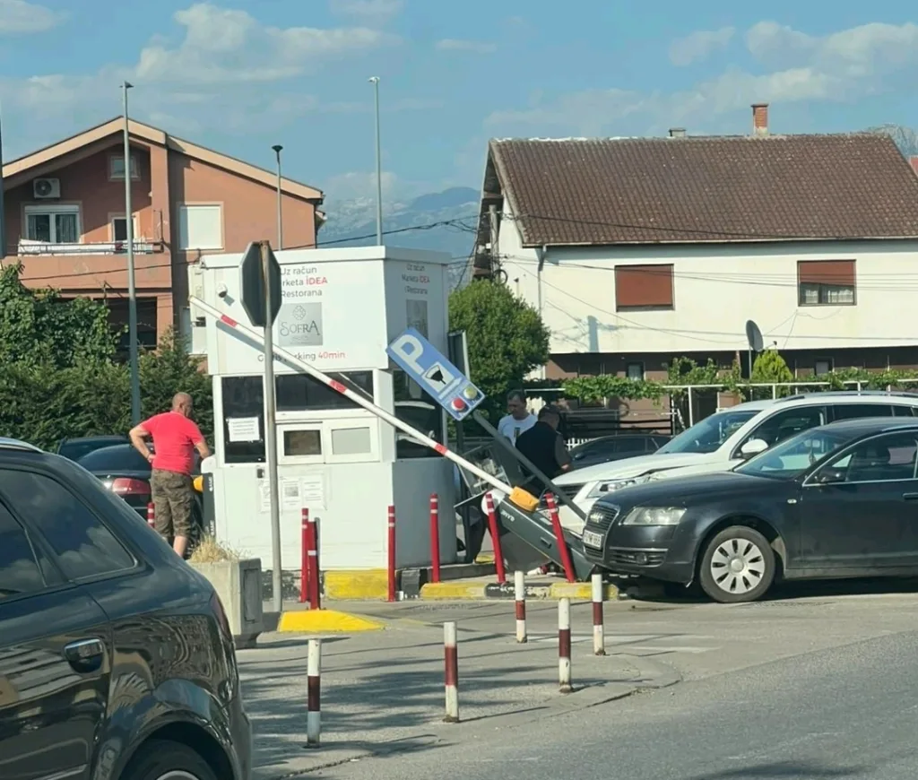 Saobraćajna nezgoda na Koniku, vozila srušila rampu parkinga TC „Forum“