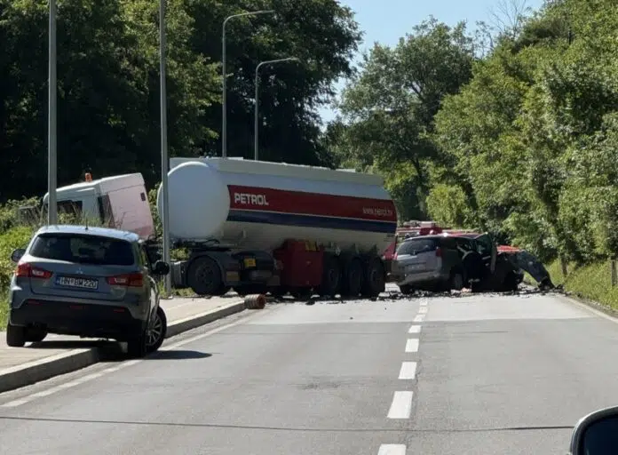 Sudar cistijerne i automobila u Sutorini, poginula jedna osoba
