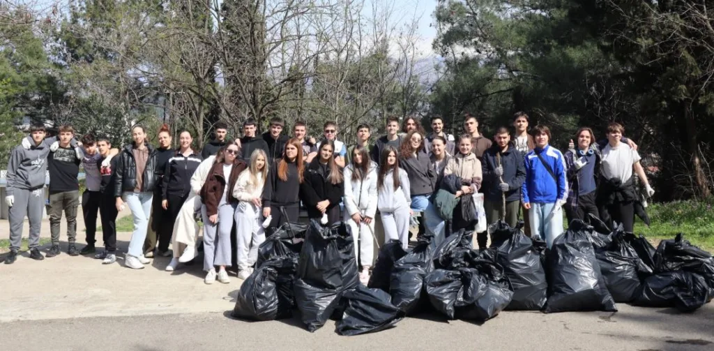 Prikupljeno 25 vreća otpada u akciji za ljepši izgled Ljubovića 2 Prikupljeno 25 vreća otpada u akciji za ljepši izgled Ljubovića