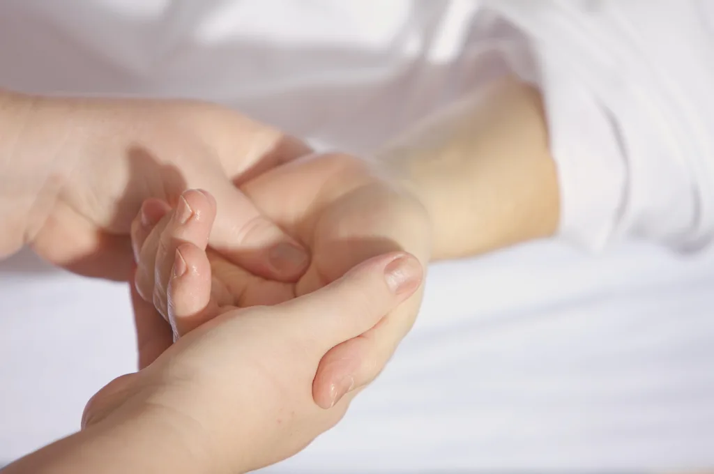 Your hands are cracked: This helps make them soft again 2 Ruke su vam ispucale: Ovo pomaže da ponovo budu mekane
