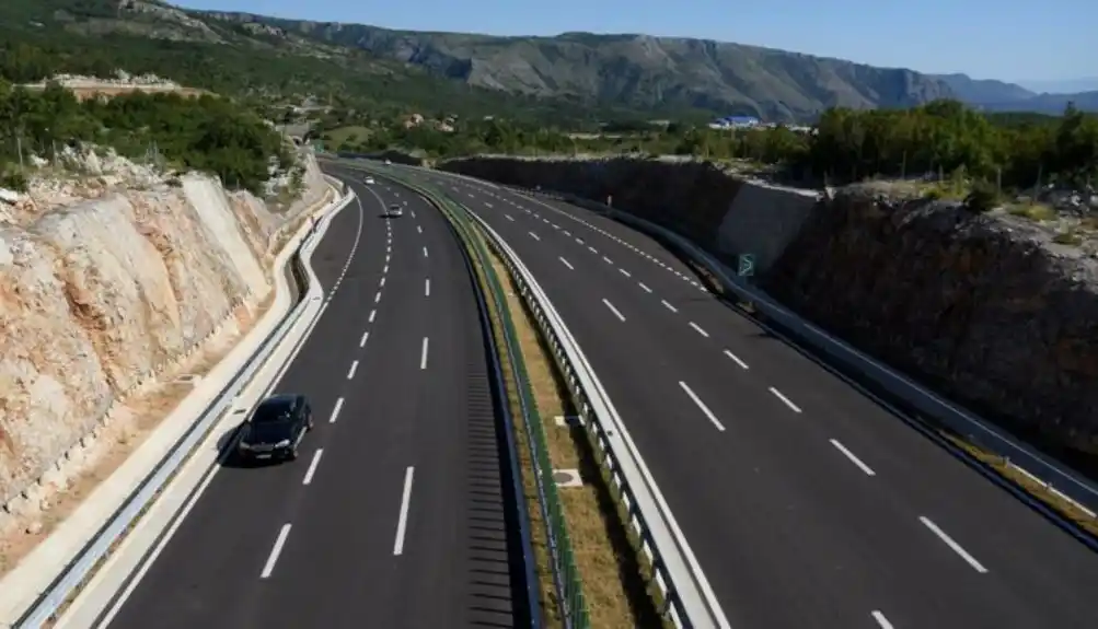 Povoljni uslovi za vožnju 1 auto moto savez kolovozi suvi vidljivost dobra