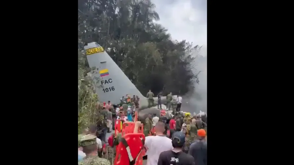 (VIDEO) Kolumbijski avion pun vojnika nestao u buktinji 3 (VIDEO) Kolumbijski avion pun vojnika nestao u buktinji