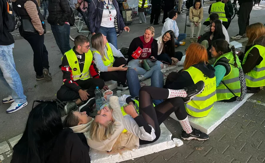 Blokade ispred suda u Novom Sadu i Rektorata u Nišu