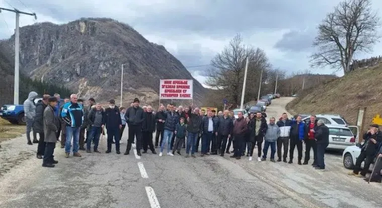 Šavnik: Blokada puta se nastavlja, apel nadležnima da blagovremeno obavještavaju o prekidu saobraćaja
