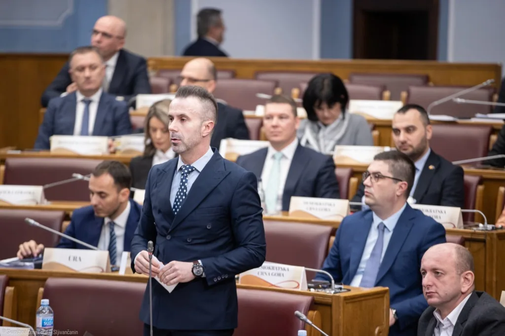 Bogdanović: Pored policije jedino DPS i mafija znaju šta je u fasciklama, odakle Acu Đukanoviću imovina vrijednosti stotine miliona eura?