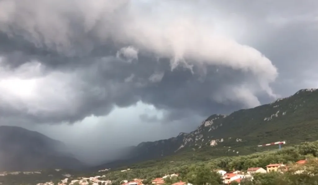 Veliko nevrijeme u Sloveniji, vjetar kidao krovove, hiljade bez struje