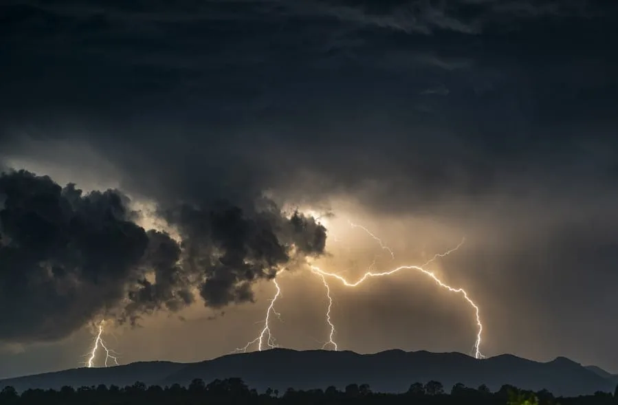Od udara groma u Beranama stradala jedna osoba, a jedna povrijeđena