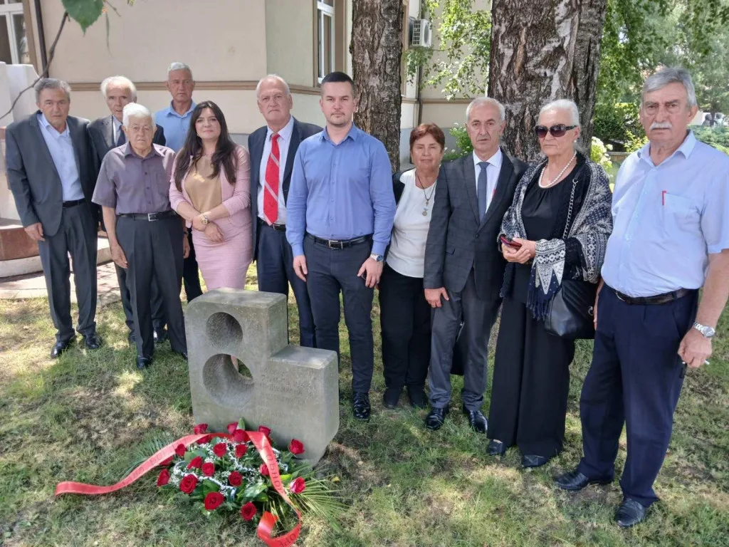 Položeno cvijeće na Spomenik posvećen Osmoj crnogorskoj narodnooslobodilackoj udarnoj brigadi 16 Položeno cvijeće na Spomenik posvećen Osmoj crnogorskoj narodnooslobodilackoj udarnoj brigadi