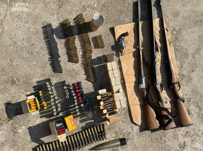 Pretresi na primorju: Oduzeti pištolji, revolver, puške, sačmarice, preko 500 komada municije, pronađena i droga 2 Pretresi na primorju: Oduzeti pištolji, revolver, puške, sačmarice, preko 500 komada municije, pronađena i droga