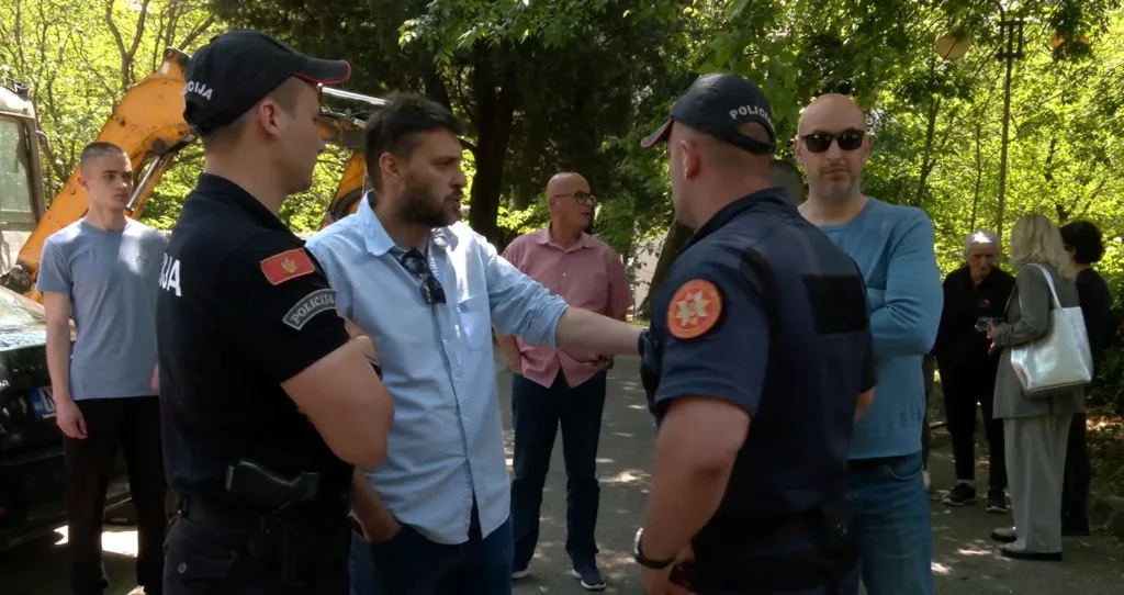 Protest zbog gradnje zgrade u Beogradskoj ulici, građani ne daju da se uklone stara stabla