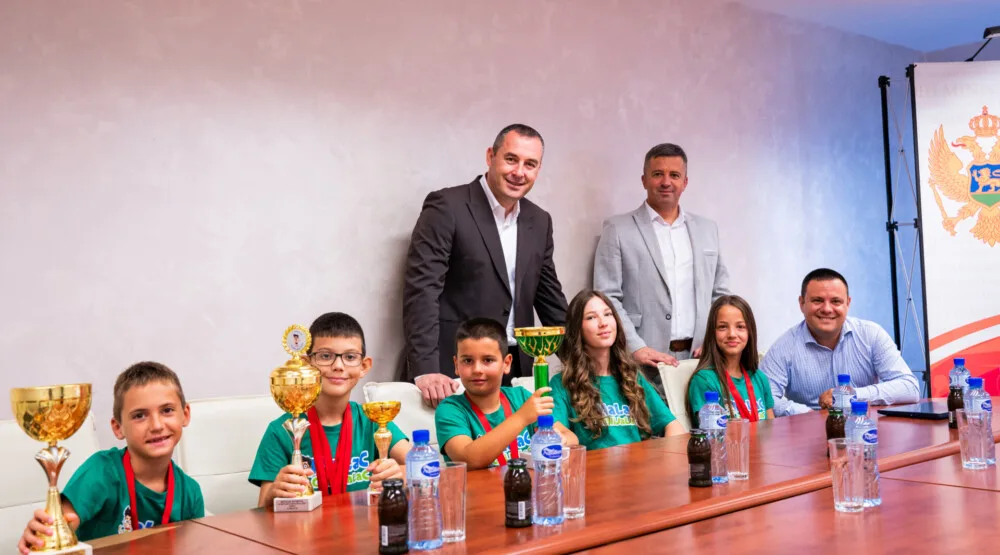 Šćekić ugostio učenike povodom uspjeha na Olimpijadi u mentalnom računanju: Potvrda potencijala koji posjeduju 5 Šćekić ugostio učenike povodom uspjeha na Olimpijadi u mentalnom računanju: Potvrda potencijala koji posjeduju