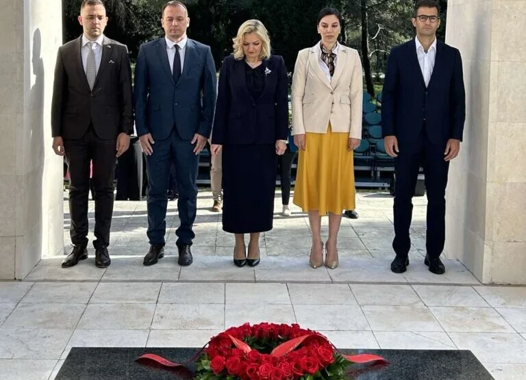 Delegacija Skupštine Glavnog grada položila vijenac na Spomenik Partizanu borcu 9 Delegacija Skupštine Glavnog grada položila vijenac na Spomenik Partizanu borcu