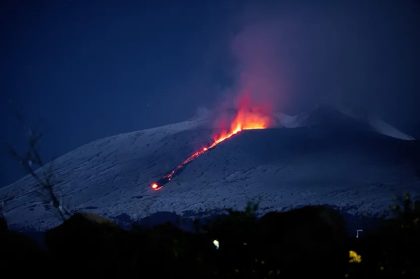 Najmanje troje planinara poginulo prilikom erupcije vulkana u Indoneziji