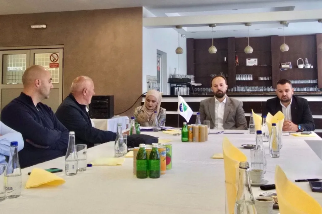 Sa panel-diskusije u Rožajama poručeno: Bošnjački identitet nastajao kroz vijekove opstaje i danas 6 Sa panel-diskusije u Rožajama poručeno: Bošnjački identitet nastajao kroz vijekove opstaje i danas
