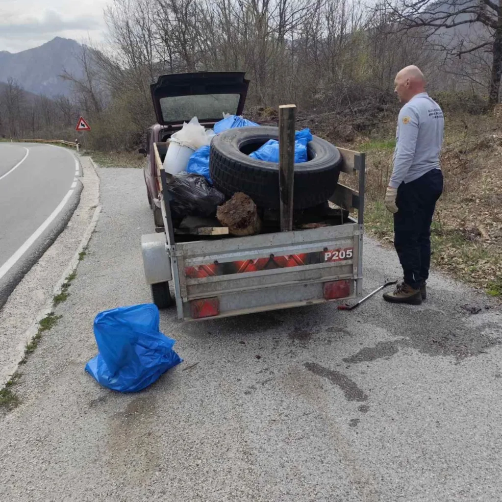 Zaposleni u NP Durmitor spovode čišćenje kanjona Tare, nesavjesni pojedinci odlažu otpad