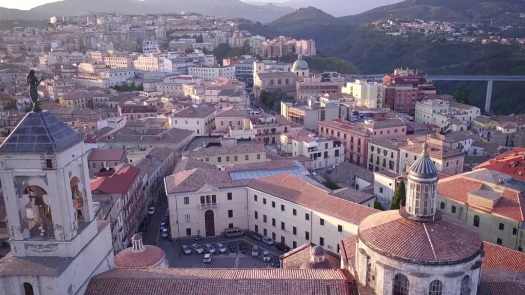 Majka skočila s balkona sa troje djece u Italiji