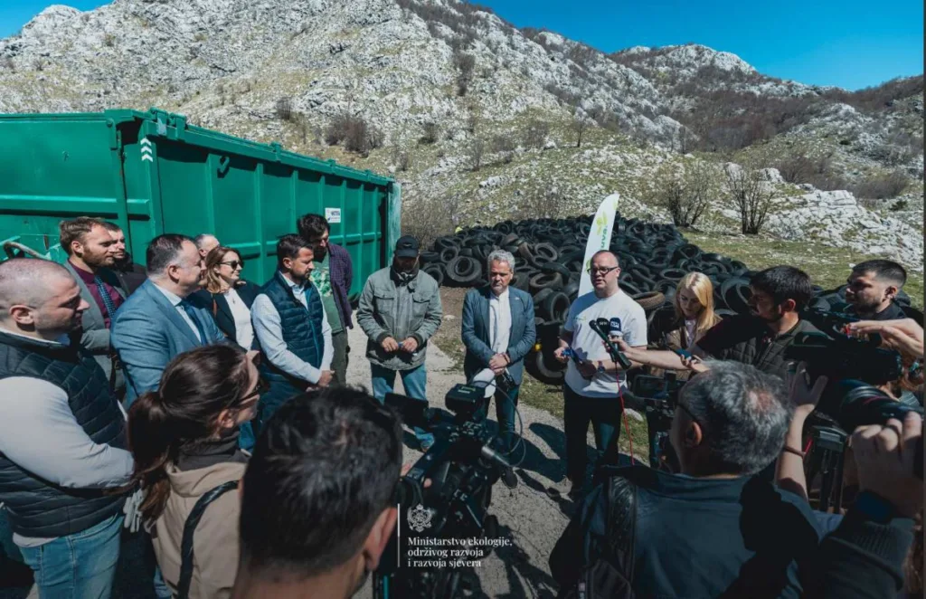 Ćulafić: Akcija uklanjanja guma poruka da otpadu nije mjesto u prirodi 1 Culafic Satler Milatovic na Orjenu foto MERS