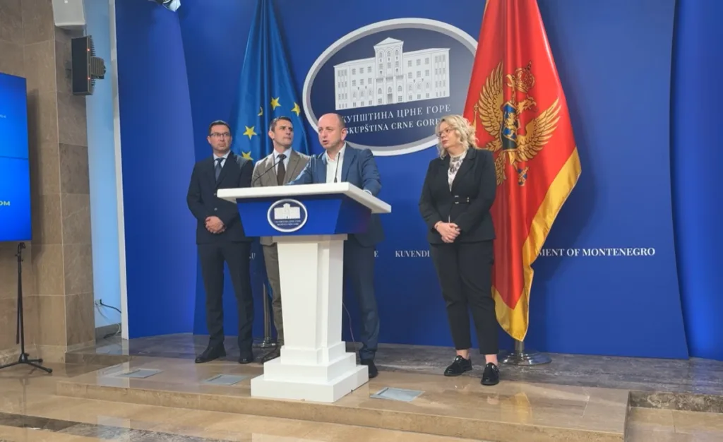 Knežević: Da predlozi o državnim simbolima i državljanstvu budu na dnevnom redu Skupštine u utorak