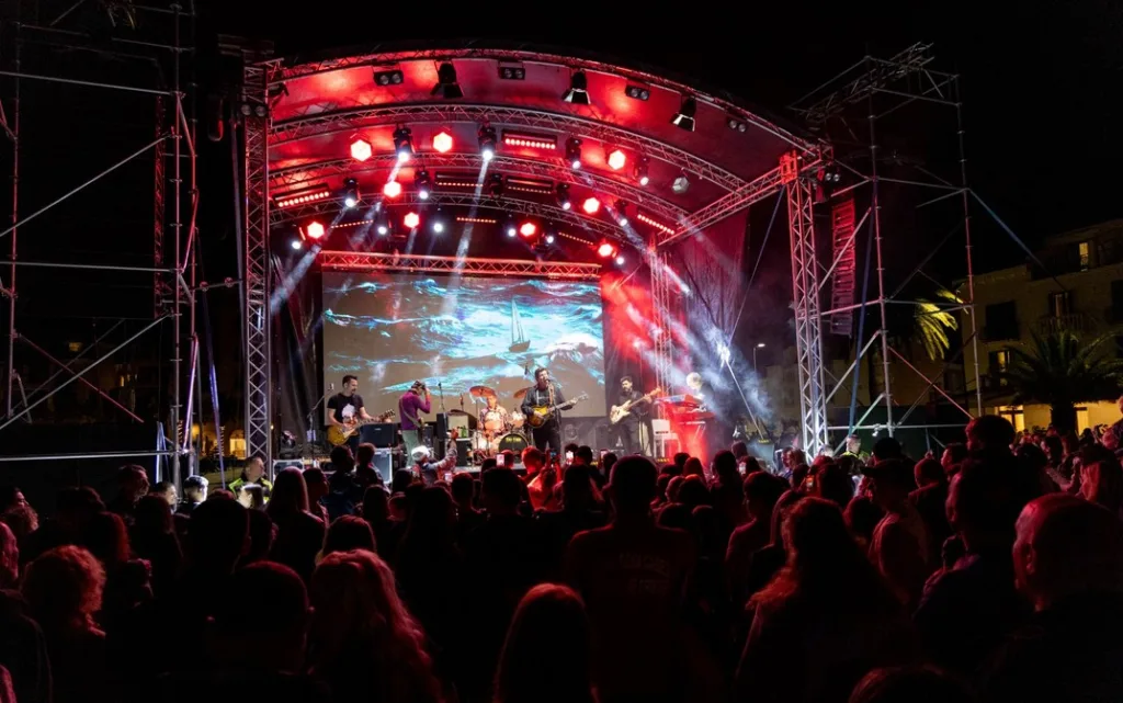 Svečano otvoreno peto izdanje Festivala vjetra u Tivtu uz koncert Bajage i Instruktora