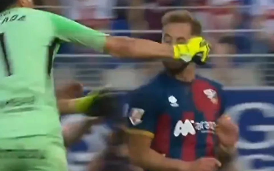 Goalkeeper who knocked out opposing player receives maximum suspension, club forfeits all of his salary 2 Golman koji je nokautirao protivničkog igrača dobio maksimalnu suspenziju, klub mu oduzeo sve plate
