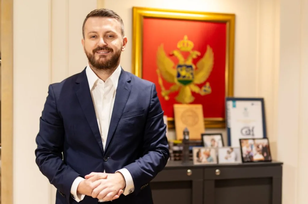 Ministar Dukaj govori na forumu Evropskog univerziteta u Tirani