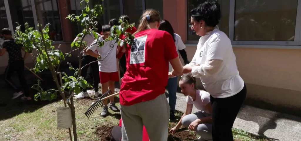 (VIDEO) Direktorica i učenici OŠ „Branko Božović“ zasadili sadnice u školskom atrijumu