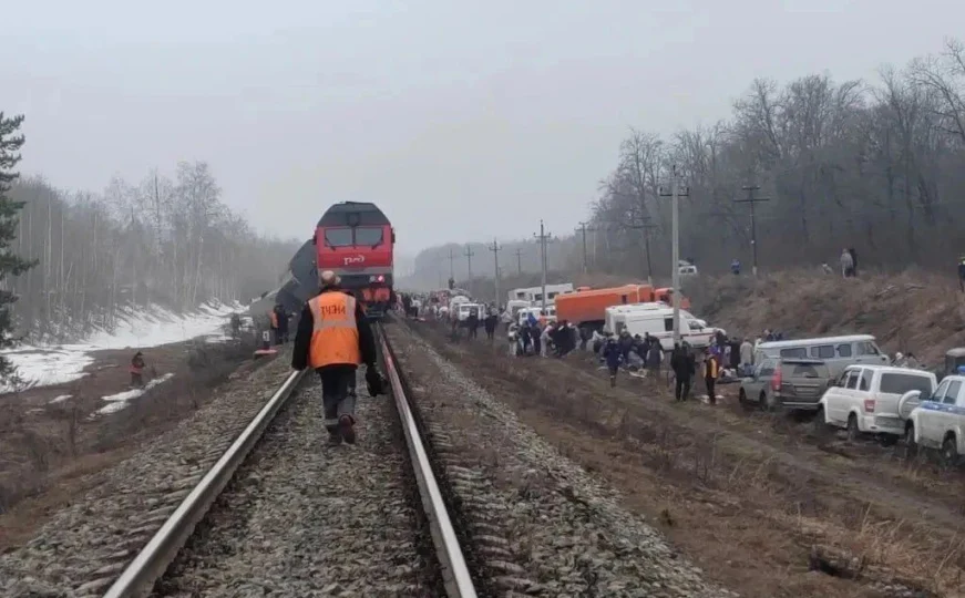 Putnički voz iskočio iz šina u Rusiji, prevozio 412 putnika