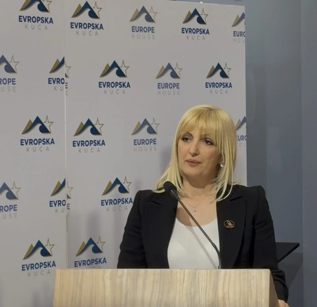 Borovinić  Bojović na okruglom stolu „Romkinje u fokusu – društvena i politička participacija u Crnoj Gori”