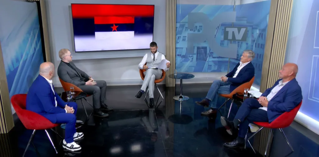 Simonović: Mijenjanje zastave 2004. je najbrutalnije gaženje ustava; Vučetić: I aktuelna i trobojka imaju uporište u istoriji 2 Simonović: Mijenjanje zastave 2004. je najbrutalnije gaženje ustava; Vučetić: I aktuelna i trobojka imaju uporište u istoriji