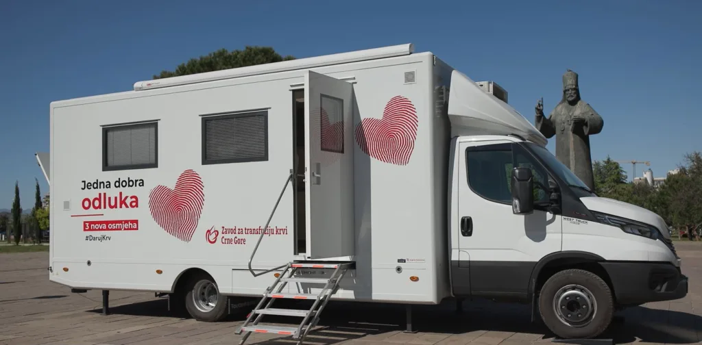 (VIDEO) Transfuziomobil u akciji: Veliki odziv davalaca krvi na Trgu Svetog Petra Cetinjskog