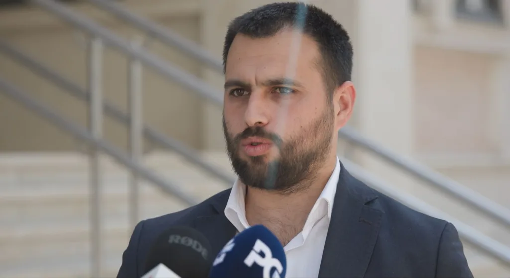 (VIDEO) Vešović: Inoviranom odlukom pokriveno 80 odsto troškova produženog boravka; Mićović: Suma od 130 eura regularna
