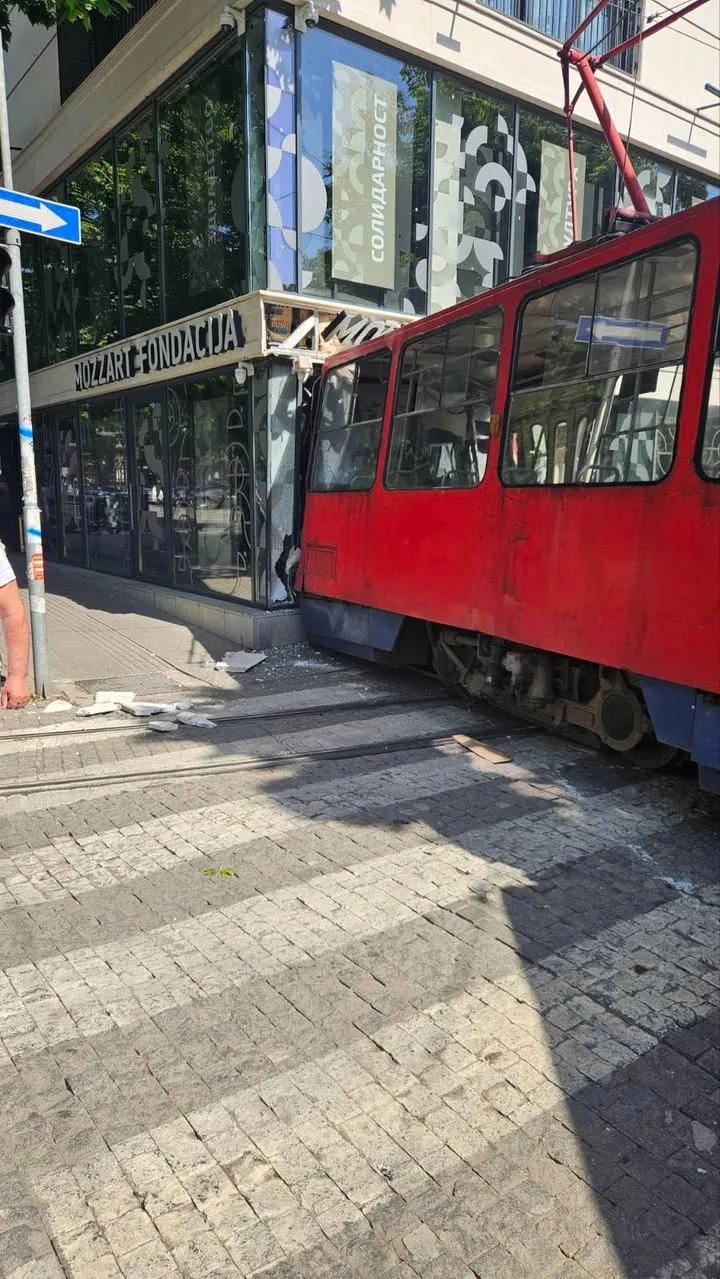 Tramvaj iskočio iz šina na Dorćolu i udario u zgradu, 13 povrijeđenih 3 Tramvaj iskočio iz šina na Dorćolu i udario u zgradu, 13 povrijeđenih