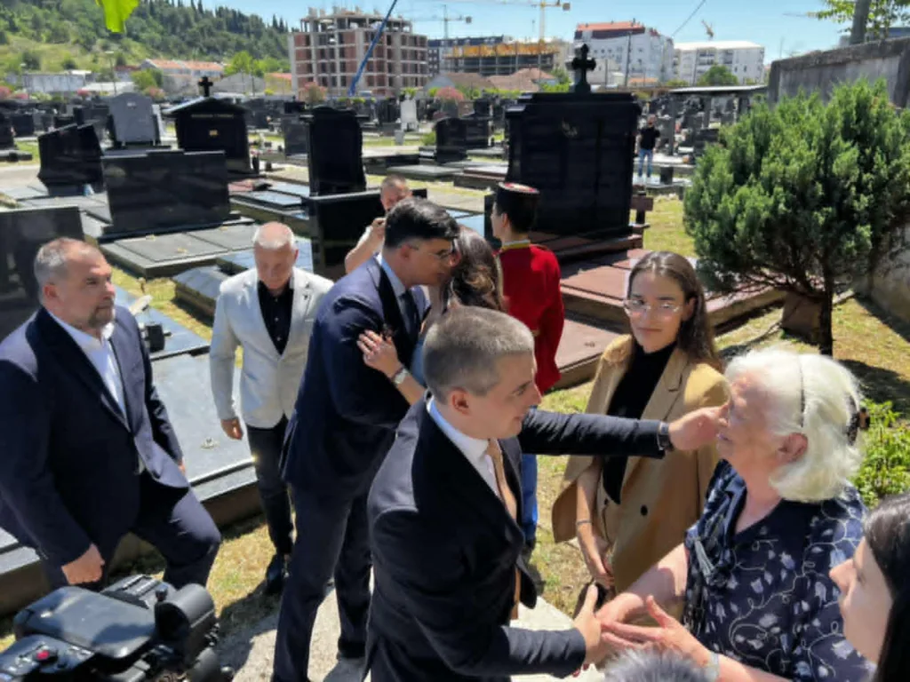 (VIDEO) Delegacija Vlade položila vijenac na grob Duška Jovanovića; Bečić: Ubrzava se put do istine 2 (VIDEO) Delegacija Vlade položila vijenac na grob Duška Jovanovića; Bečić: Ubrzava se put do istine