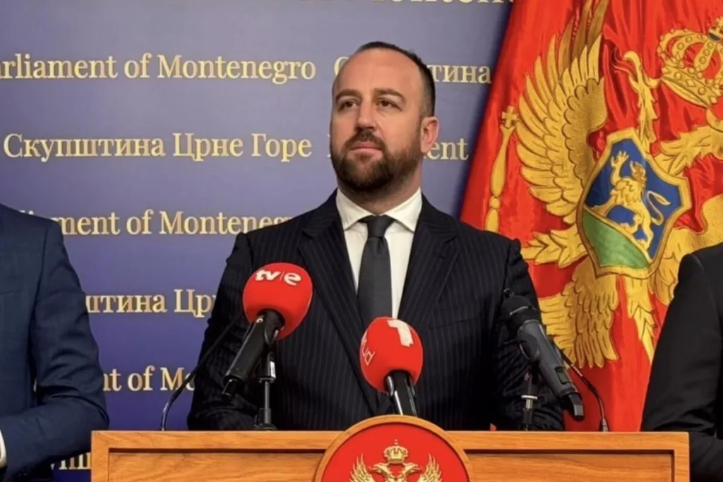 Nikolić: Dok Vučić ponovo osporava smisao 21. maja, najviši državni zvaničnici na to odgovaraju ćutanjem