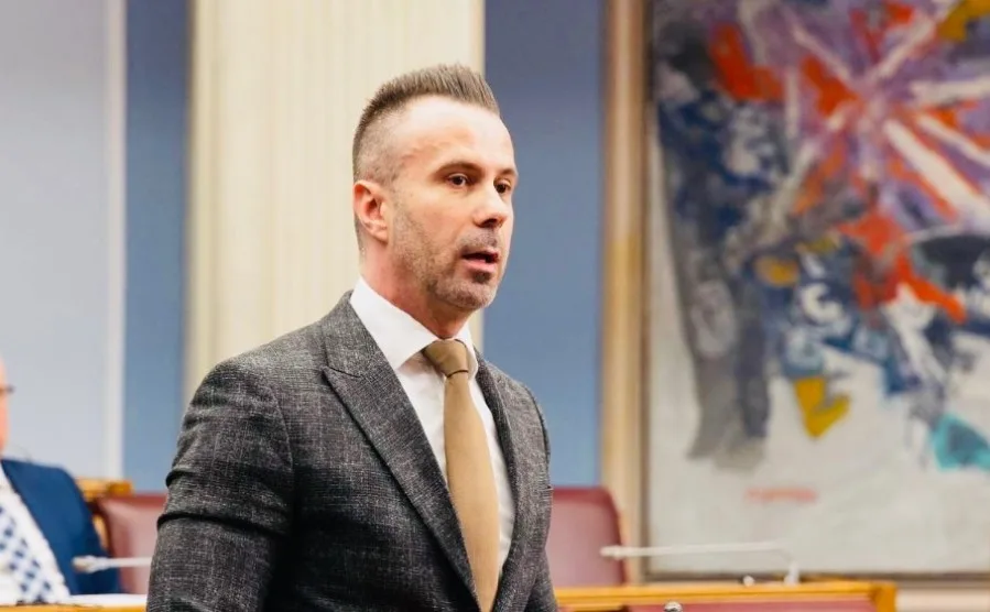 Bogdanović: Milo Đukanović dodijelio zahvalnicu sinu narko bosa, danas mu je zabranjen ulazak u Crnu Goru 2 Bogdanović: Milo Đukanović dodijelio zahvalnicu sinu narko bosa, danas mu je zabranjen ulazak u Crnu Goru