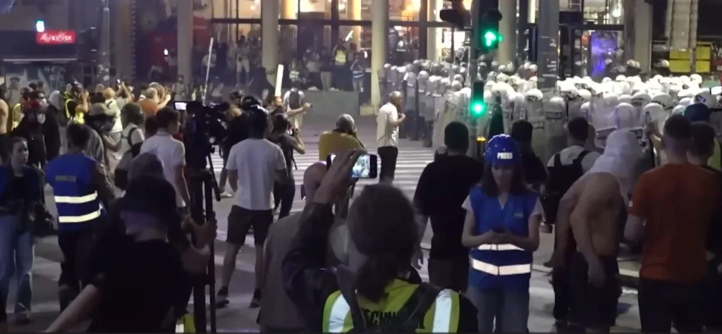 (VIDEO) Protest u Beogradu završen incidentima: Sukob sa policijom, suzavci, privođenje i tenzije