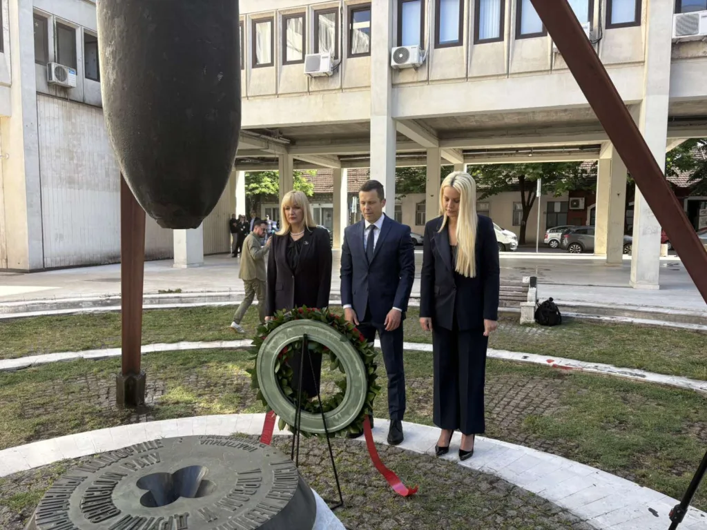 Delegacija Glavnog grada položila vijenac na spomenik žrtvama savezničkog bombardovanja