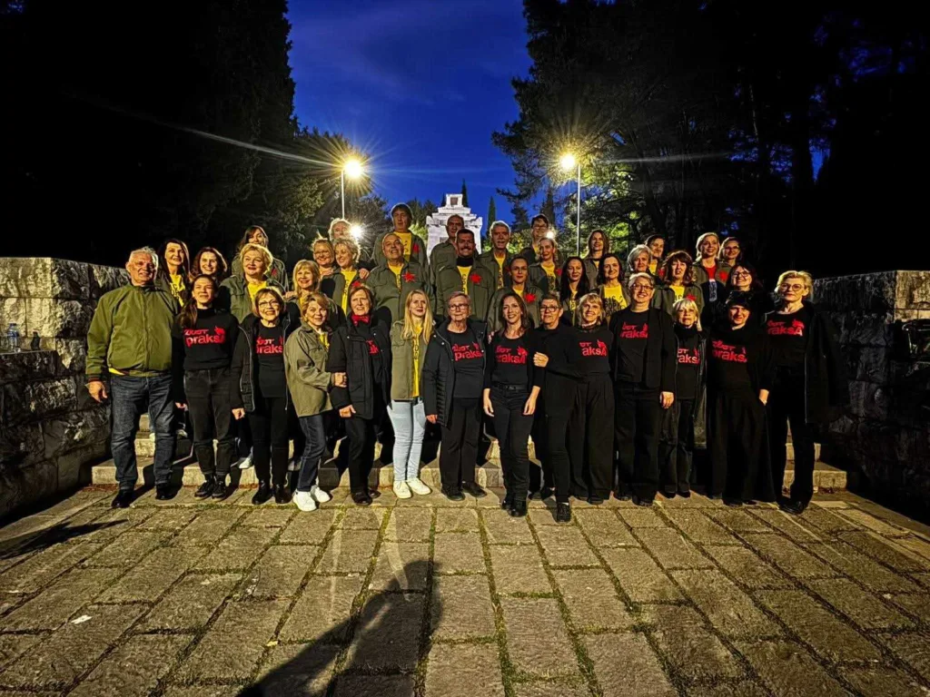 KIC pop hor i Praksa iz Pule pjevali na spomeniku Partizanu borcu na Gorici u čast 1. maja