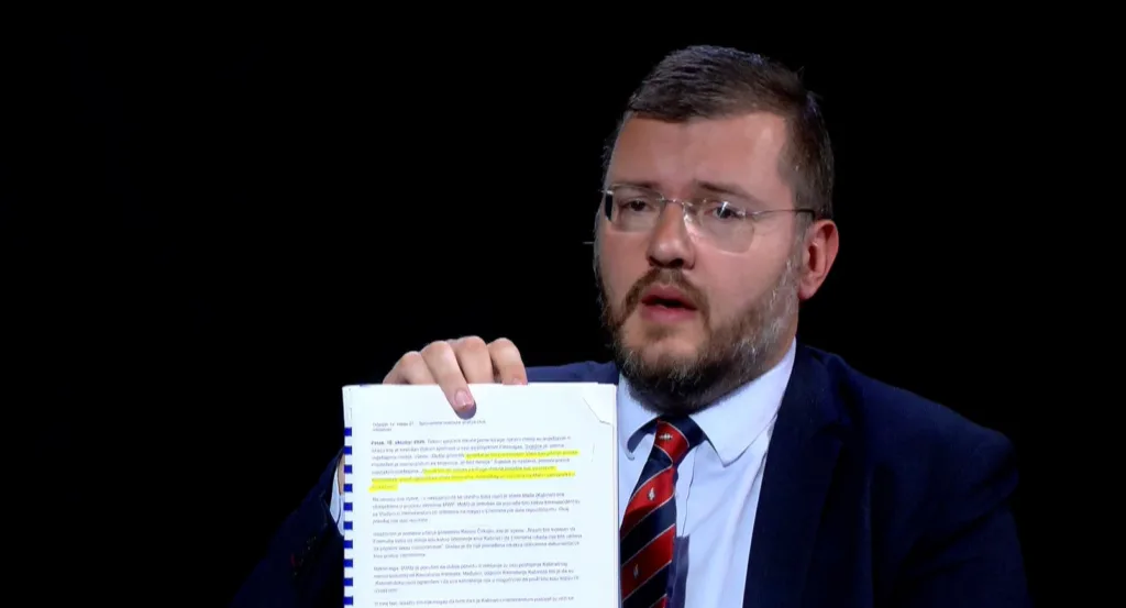 Koprivica pokazuje izvjestaj sa Malte foto tvpg