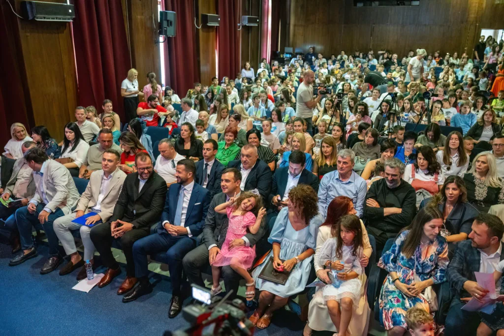 Milatović u Danilovgradu: Najljepša zemlja je ona u kojoj se najglasnije čuje dječji smijeh 2 Predsjednik Milatovic Djeciji festival DG 11 of 42
