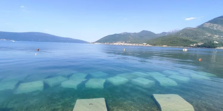 Kompaniji iz Tivta naloženo uklanjanje blokova iz mora