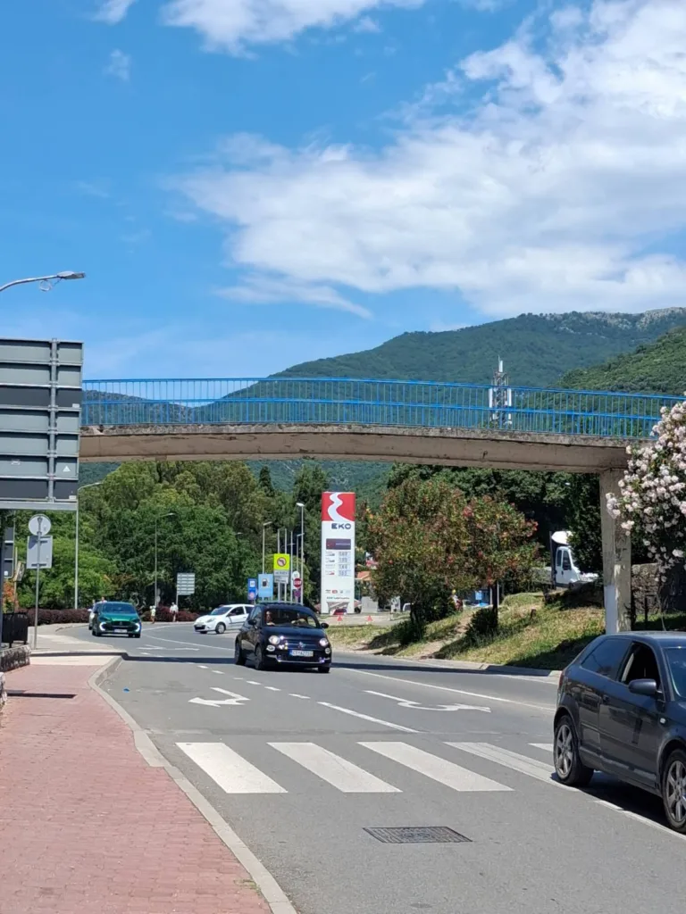 UP: Fotografije spornih transparenata i grafita su digitalni falsifikati